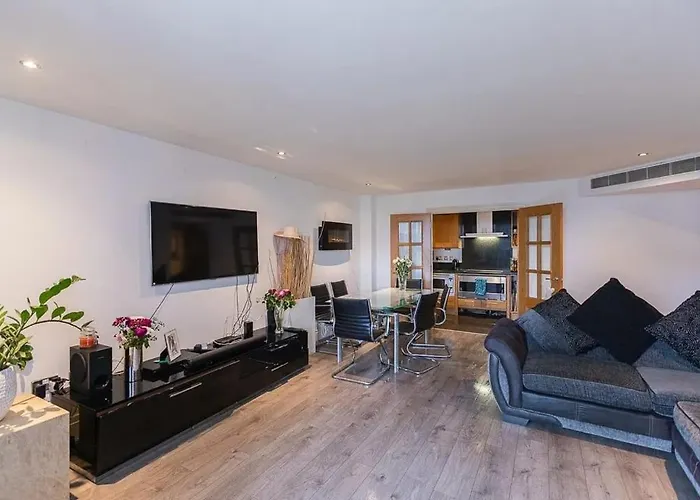 Luxury 2 Bedroom Flat In Chelsea Harbour, London